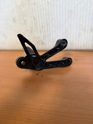 Soporte estrib traser izq Suzuki Inazuma 250 2012
