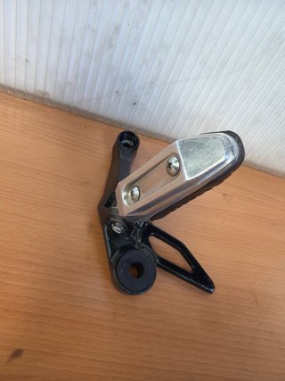 Soporte estrib traser izq Suzuki Inazuma 250 2012