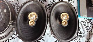 Altavoces JBL Ovalados Negros y Dorados