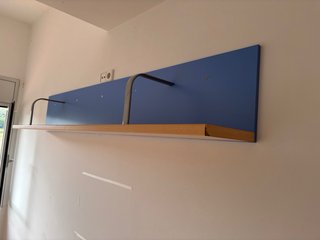 Dormitorio infantil: cama, mesita y estanteria