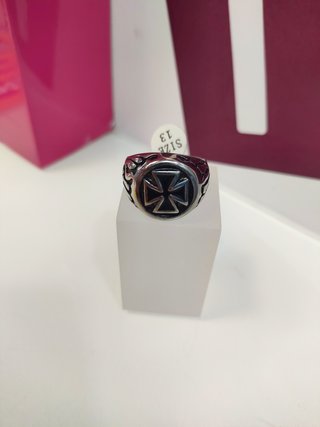 Anillo acero plateado tipo cruz de hierro T25