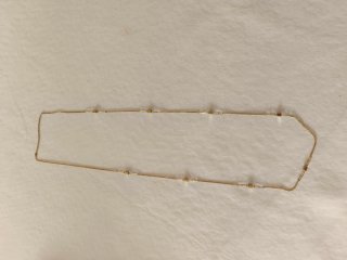 Cadena dorada con eslabones rectangulares