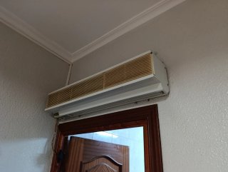 Cortina de aire beige y blanca