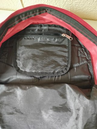 Mochila negra y roja con diseño 45x35/botella.