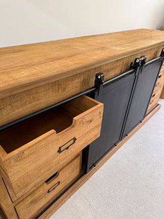 Aparador vitrina Maisons du Monde madera y metal