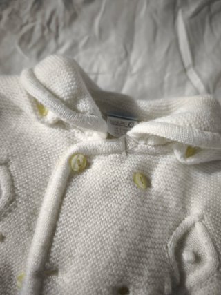 Chaqueta de bebé tejida blanca