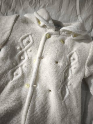Chaqueta de bebé tejida blanca