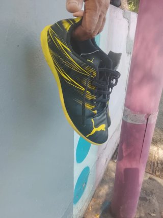 Zapatillas Puma Futbol Negras y Amarillas