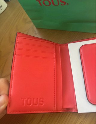 Cartera Tous blanca con relieve y detalles negros