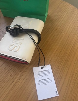 Cartera Tous blanca con relieve y detalles negros