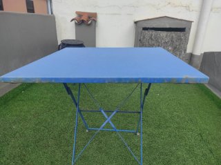 Mesa plegable azul para terraza