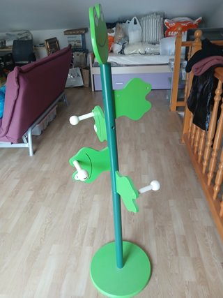 Perchero infantil de pie con diseño de rana
