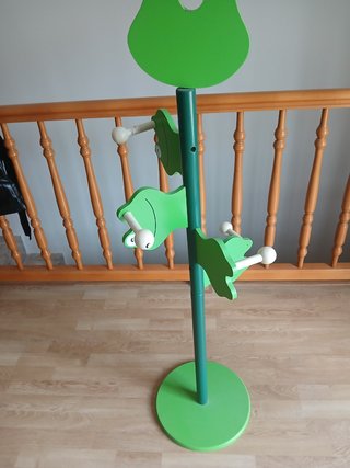 Perchero infantil de pie con diseño de rana