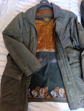 Abrigo de piel verde con cuello