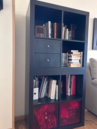 Estantería IKEA con Cajones Rojos