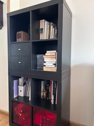 Estantería IKEA con Cajones Rojos