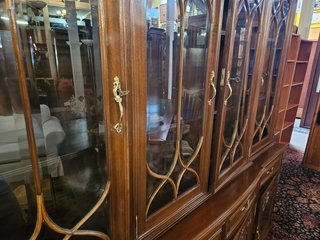 Móvel de sala em madeira com vidro