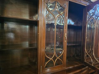 Móvel de sala em madeira com vidro