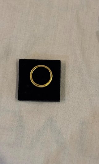 Anillo dorado con brillantes