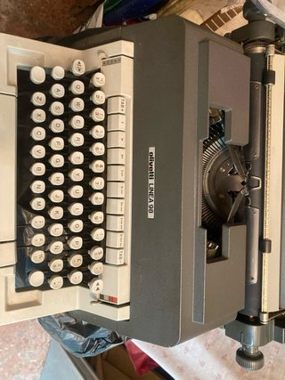 Máquina de escribir Olivetti Línea 98