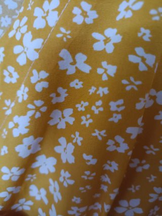 Vestido larga, mostaza con  estampado flores