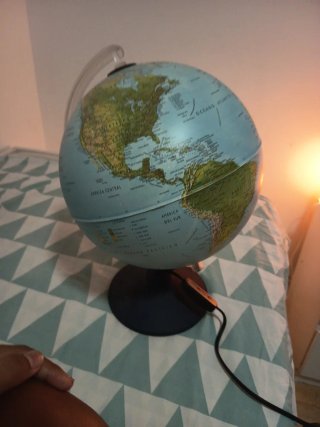 Globo terráqueo con luz