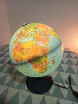 Globo terráqueo con luz