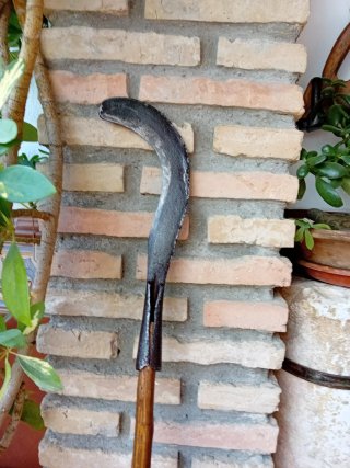 Antigüedad: Hocino antiguo de metal y madera