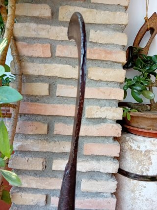 Antigüedad: Hocino antiguo de metal y madera