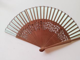 Abanico de madera y tela con diseño calado