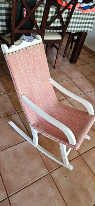 Silla mecedora rosa y blanca
