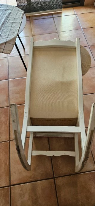 Silla mecedora rosa y blanca