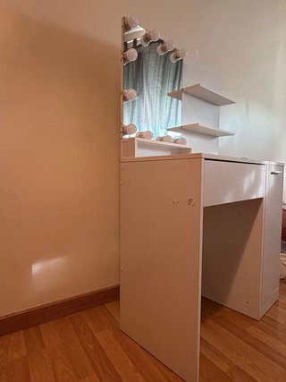 Tocador blanco con espejo y luces LED