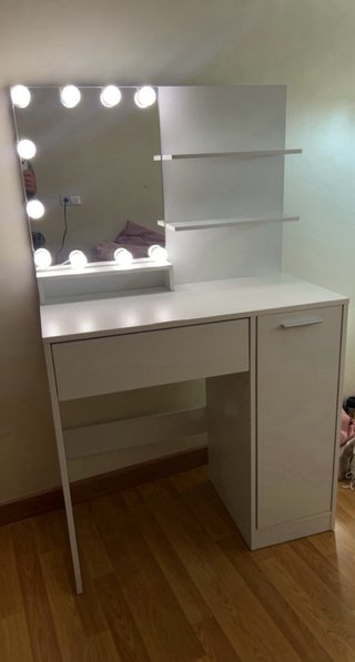 Tocador blanco con espejo y luces LED