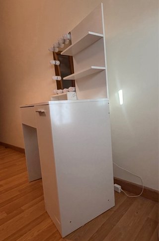 Tocador blanco con espejo y luces LED