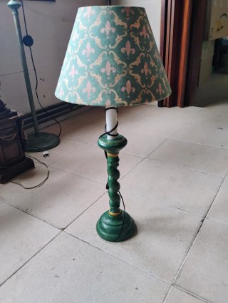 Lámpara antigua de madera verde
