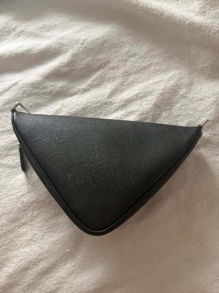Bolso Riñonera triangular de Prada.