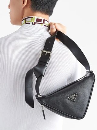 Bolso Riñonera triangular de Prada.