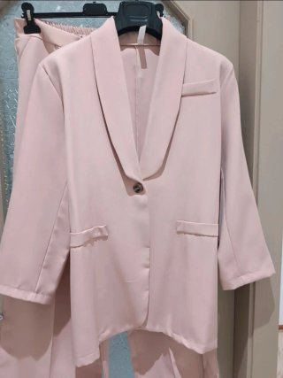 Tailleur giacca e pantalone rosa. Ottimo stato. 52