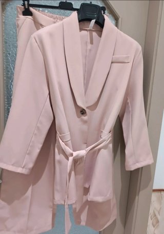 Tailleur giacca e pantalone rosa. Ottimo stato. 52