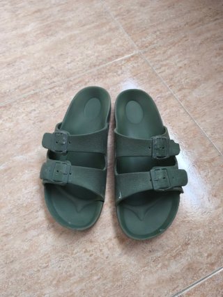 Chanclas verdes con hebillas