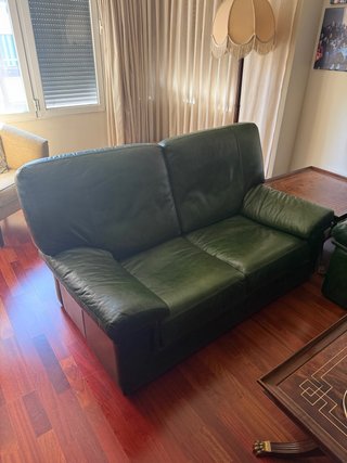 Sofá de piel verde