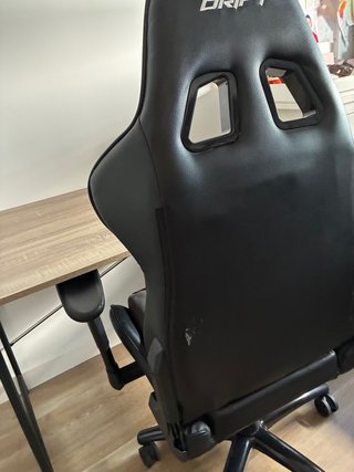 Escritorio madera y metal con silla gamer