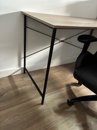 Escritorio madera y metal con silla gamer