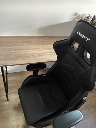 Escritorio madera y metal con silla gamer