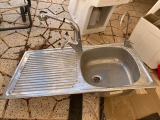 Fregadero de cocina con escurridor y grifos