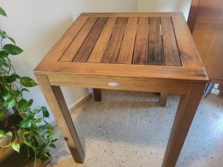 Mesa alta Acacia Panamá y 2 taburetes