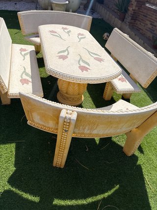 Conjunto mesa y bancos piedra jardín tulipas.