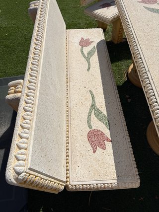 Conjunto mesa y bancos piedra jardín tulipas.