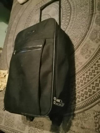 Maleta de viaje negra con ruedas